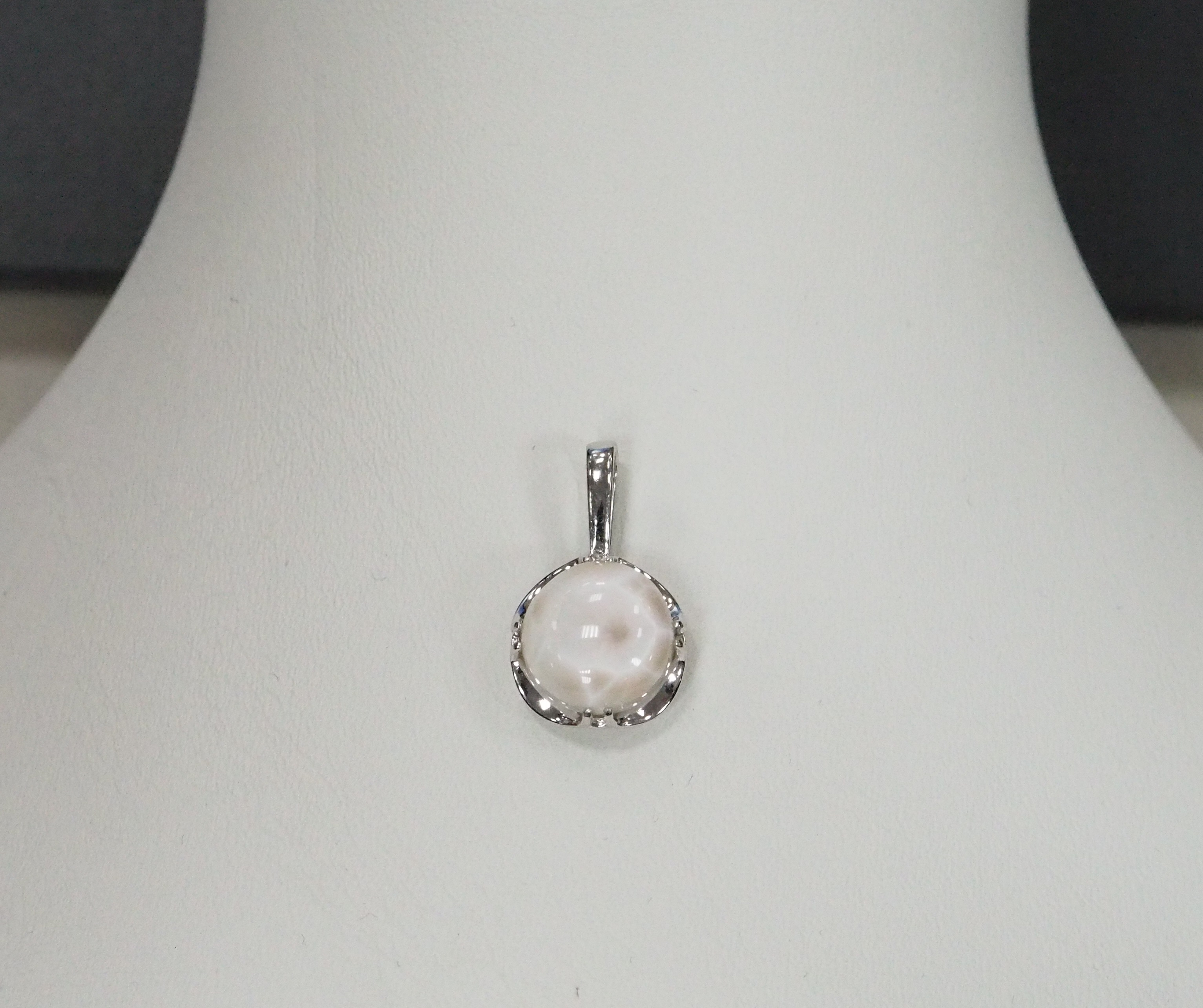 Серебряная подвеска с натролитом